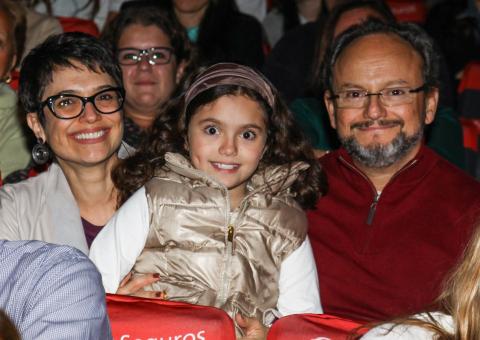  Sandra Annenberg curte passeio com marido e filha